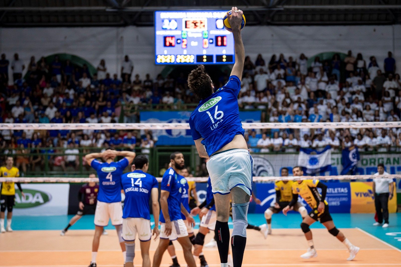 Lance de jogo entre Cruzeiro e Praia Clube pela Superliga Masculina de Vôlei (foto: Agência i7/Sada Cruzeiro)
