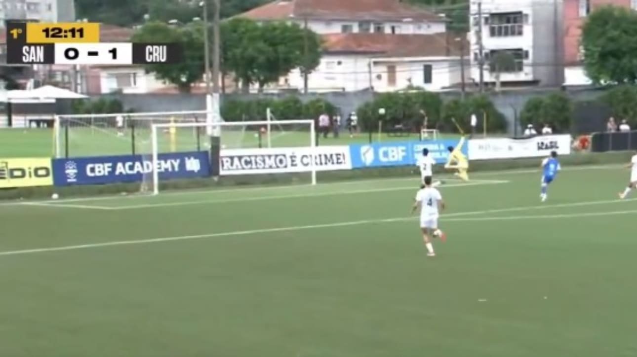 Frame do segundo gol de Rayan Lelis, do Cruzeiro, sobre o Santos, no Brasileiro Sub-20 (foto: Reprodução/Santos TV)