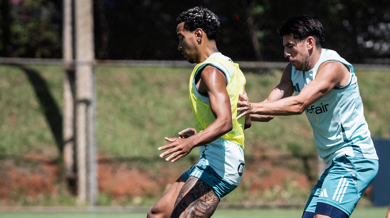 Matheus Pereira e Villalba, jogadores do Cruzeiro, em treinamento na Toca da Raposa 2 (foto: Gustavo Aleixo/Cruzeiro)