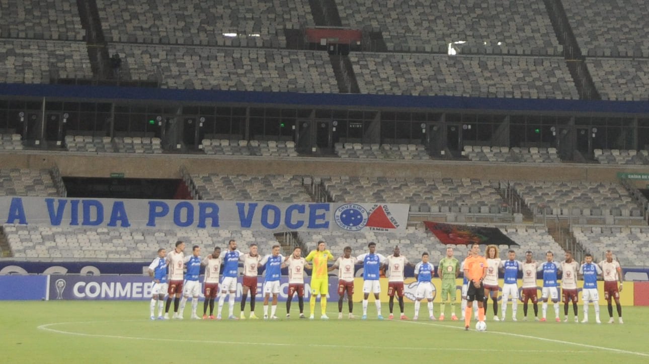 Jogadores de Cruzeiro e Mushuc Runa no Mineirão (foto: Alexandre Guzanshe/EM/D.A. Press)