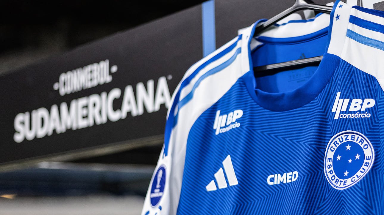 Camisa do Cruzeiro estendida próximo a uma placa com os dizeres 'sul-americana' (foto: Gustavo Aleixo/Cruzeiro)