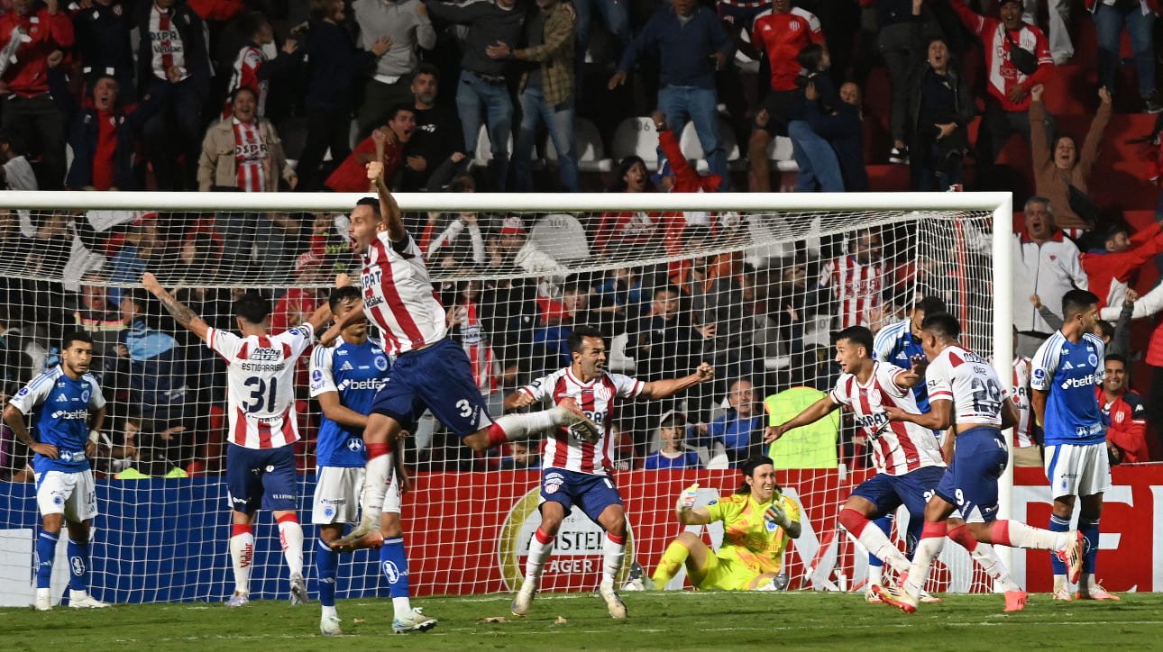 Jogads do Unión comemorando gol sobre o Cruzeiro, pela estreia na Copa Sul-Americana (foto: José Almeida/AFP)