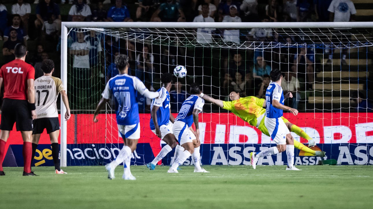 Cássio, goleiro do Cruzeiro, durante vitória por 1 a 0 sobre Vasco - (foto: Gustavo Aleixo/Cruzeiro)