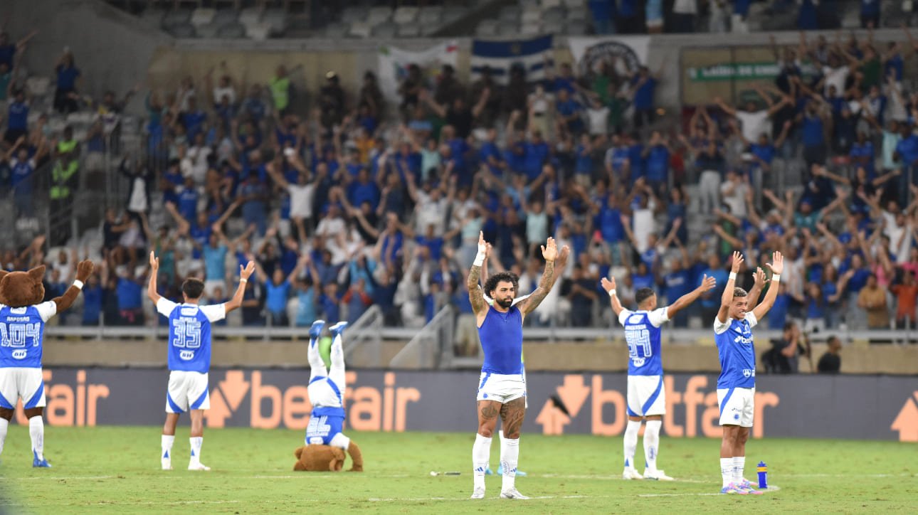 Jogadores do Cruzeiro saudando a torcida após confronto no Mineirão (foto: Ramon Lisboa/EM/D.A. Press)