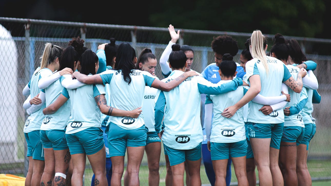 Jogadoras do Cruzeiro durante treinamento na Toca da Raposa 1 (foto: Gustavo Martins/Cruzeiro)