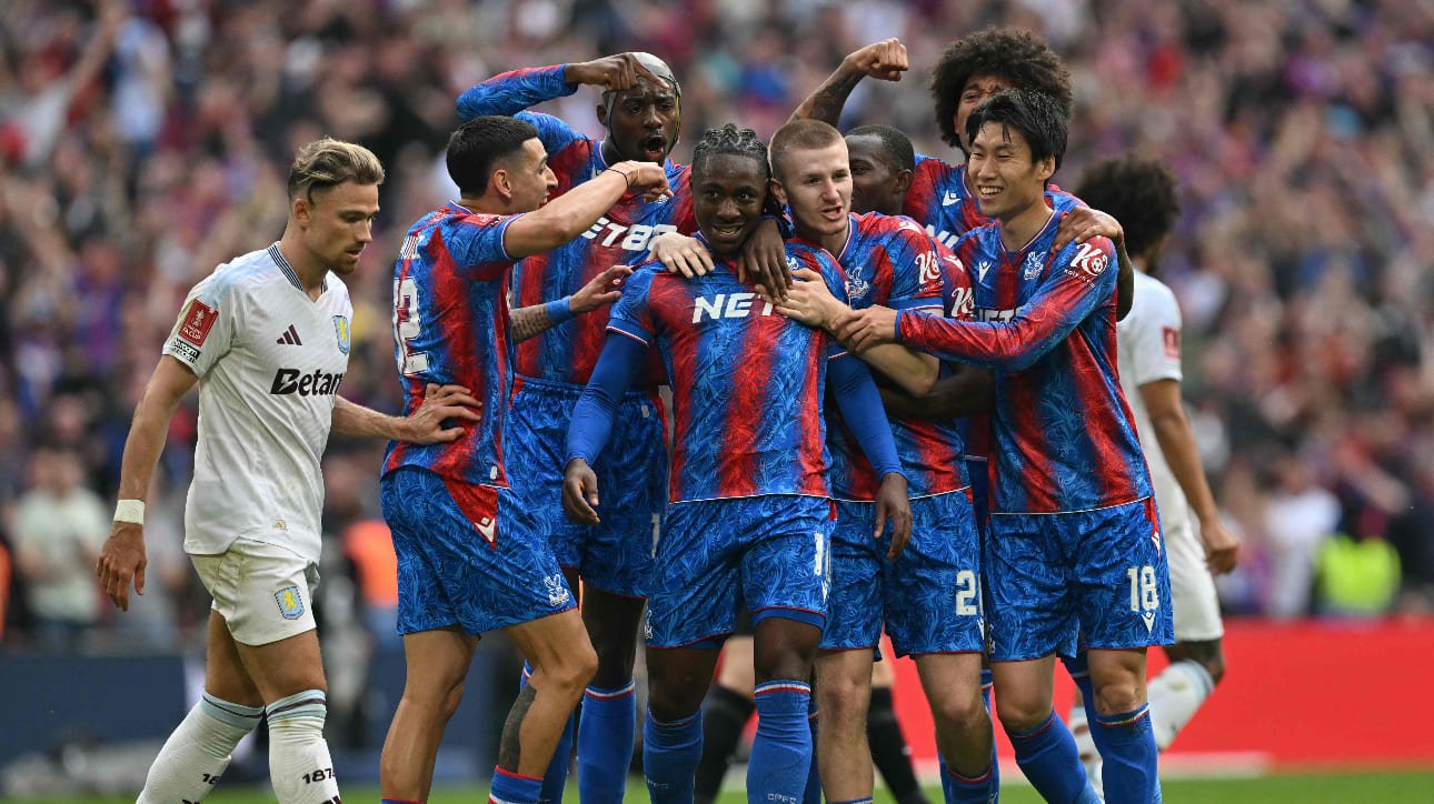 Jogadores do Crystal Palace comemorando gol sobre Aston Villa, pela semifinal da Copa da Inglaterra (foto: Glyn Kirk/AFP)