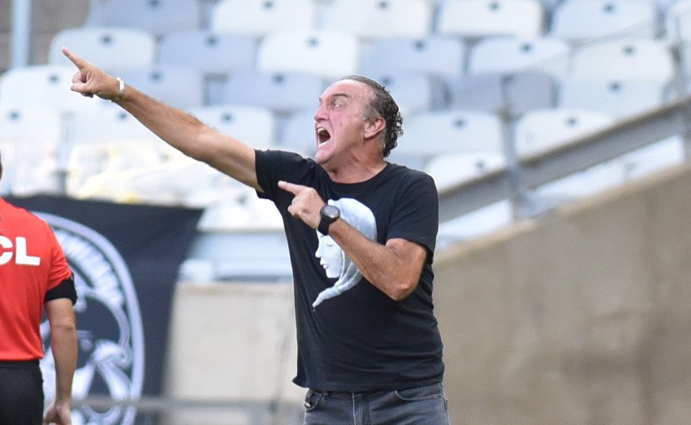 Cuca, técnico do Atlético, gesticula efusivamente em jogo contra o Botafogo, no Mineirão (foto: Ramon Lisboa/EM/D.A Press)