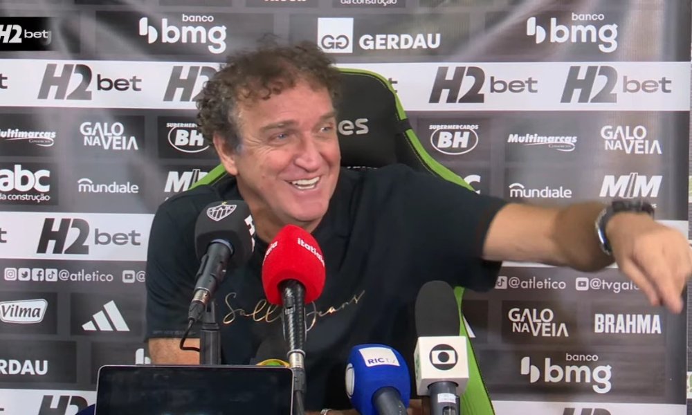 Cuca brinca com técnico do Maringá durante entrevista coletiva pelo Atlético (foto: Reprodução/Galo TV)