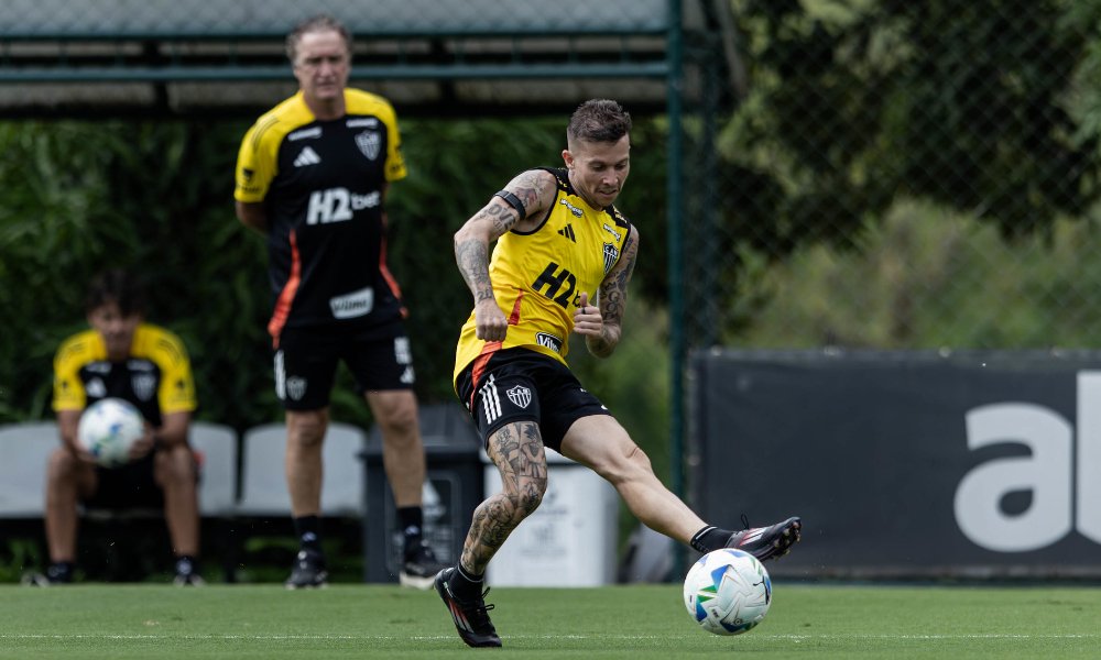 Cuca observa Bernard, que deve ser titular do Atlético contra o Caracas (foto: Pedro Souza/Atlético)