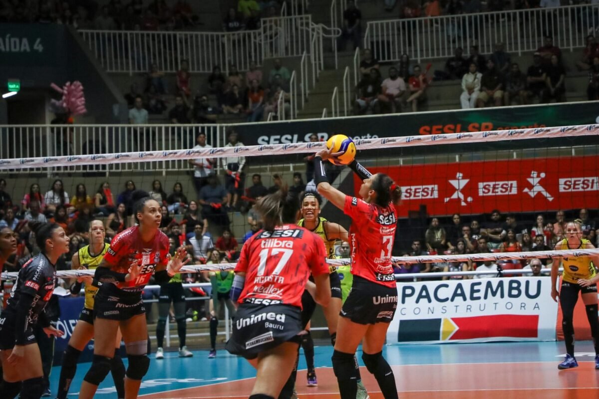 Dani Lins levanta bola durante semifinal da Superliga de Vôlei contra o Praia (foto: Felipe Wiira/Sesi-SP)