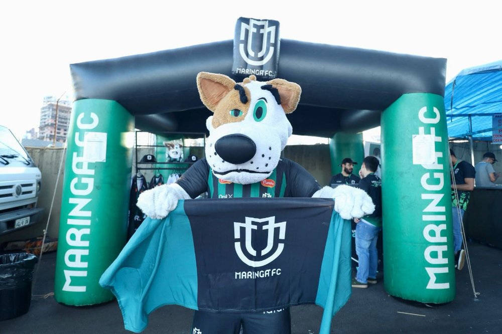 Dogão, mascote do Maringá, com a bandeira do clube (foto: João Paulo/Maringá)