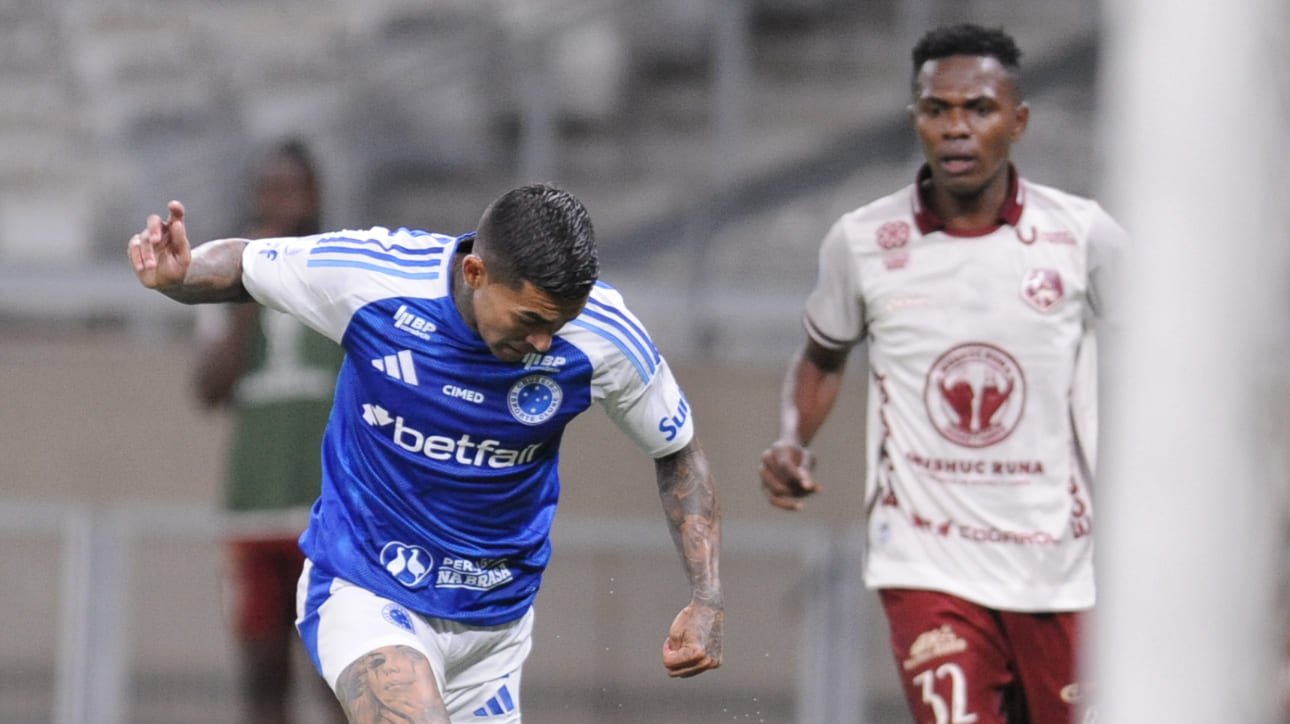 Dudu, atacante do Cruzeiro, em confronto com o Mushuc Runa, no Mineirão (foto: Alexandre Guzanshe/EM/D.A. Press)