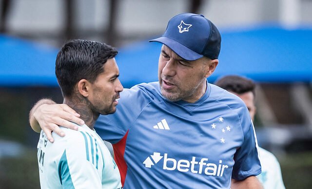 Dudu e Leonardo Jardim em treino do Cruzeiro (foto: Gustavo Aleixo/Cruzeiro)