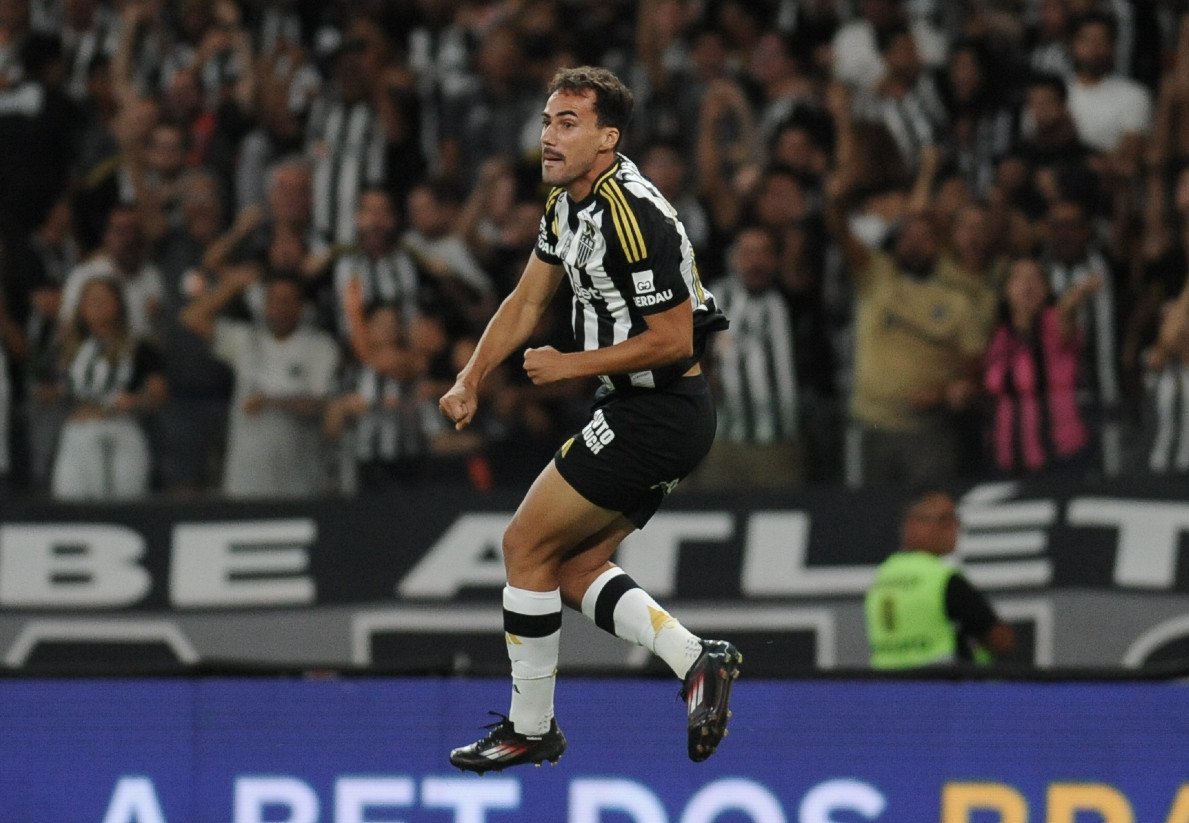 Igor Gomes comemora gol do empate do Atlético contra o Vitória, no Mineirão, pelo Campeonato Brasileiro (foto: Alexandre Guzanshe/EM/D.A. Press)