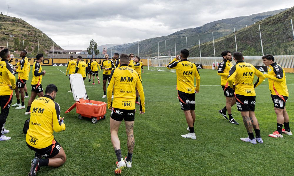 Jogadores do Atlético durante treino em Cusco, no Peru (foto: Pedro Souza/Atlético)