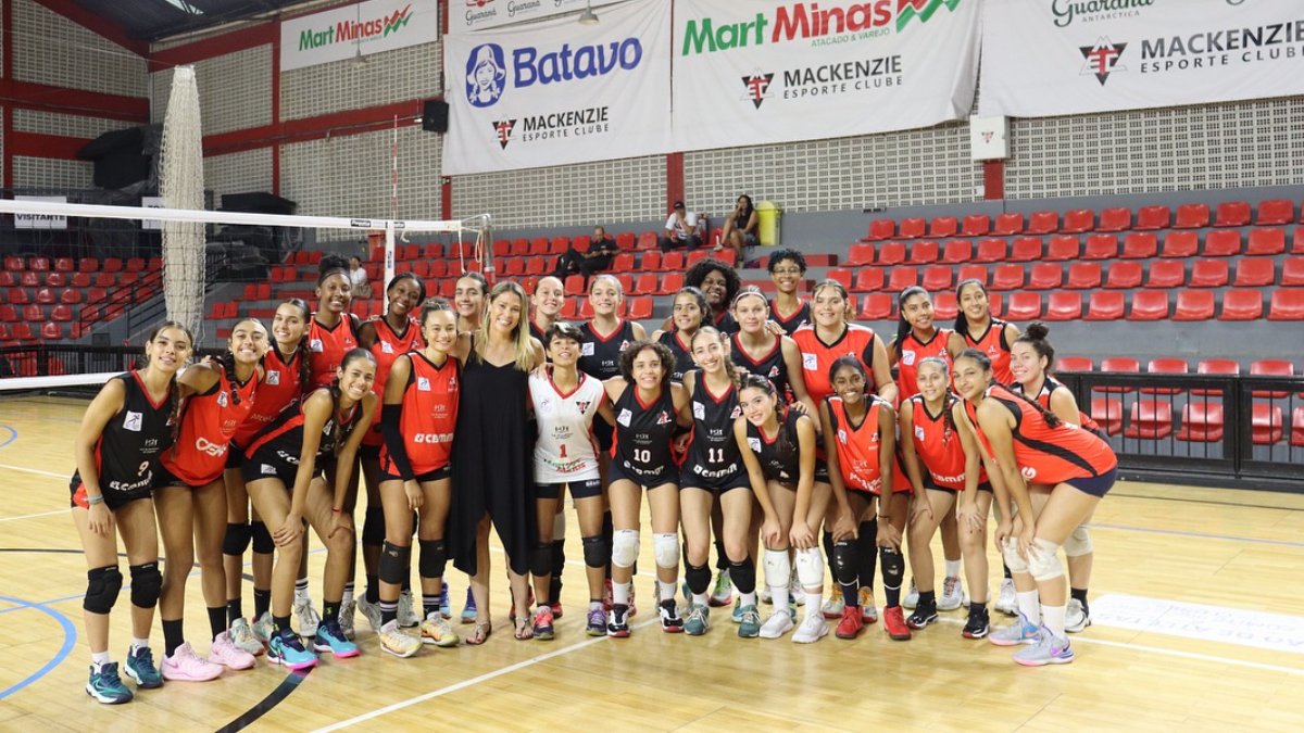 Érika conversou com atletas da base do vôlei feminino do Mackenzie (foto: Divulgação/Mackenzie)