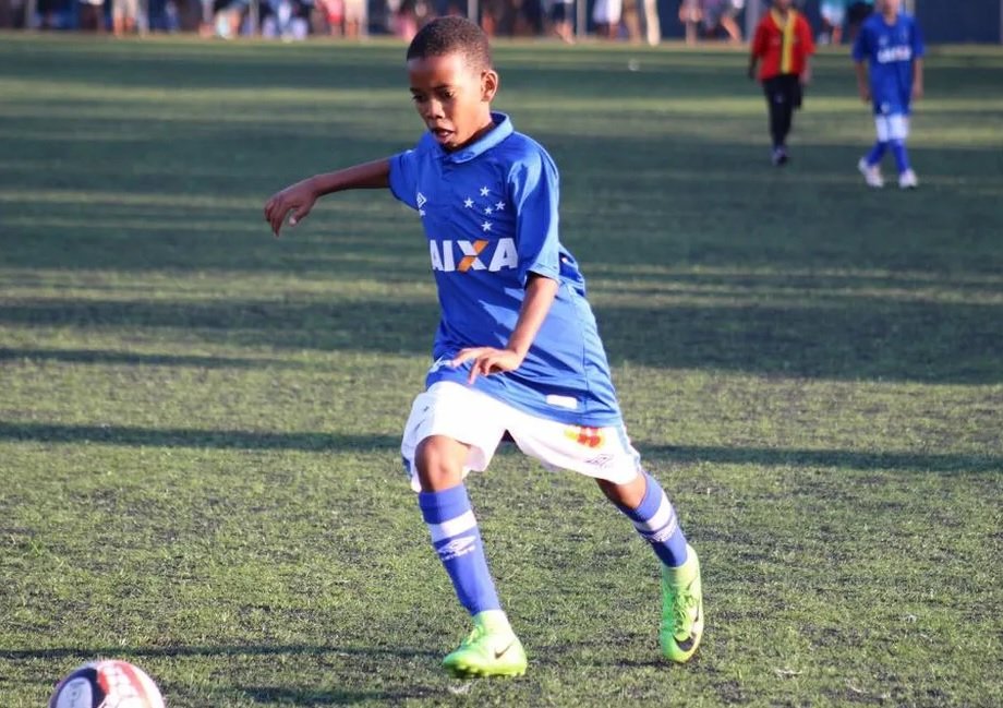 Estêvão conduz a bola na base do Cruzeiro (foto: Reprodução)