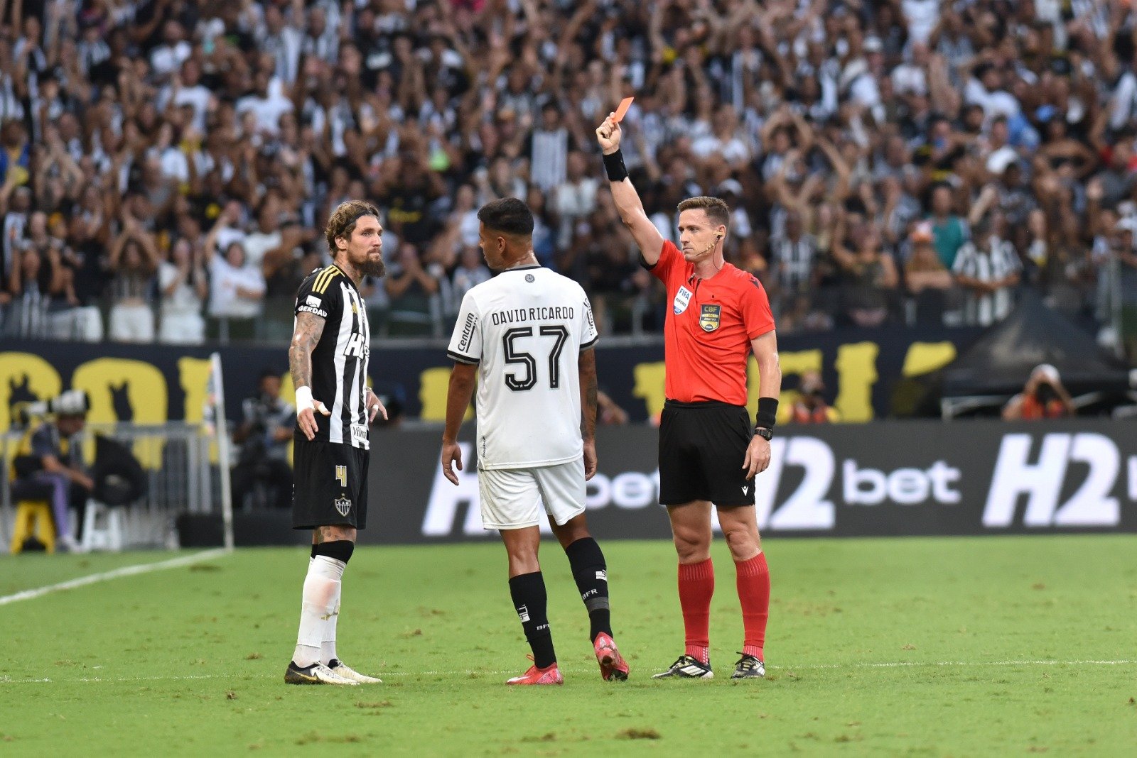 Árbitro expulsa jogador do Botafogo (foto: Ramon Lisboa/EM/D.A Press)