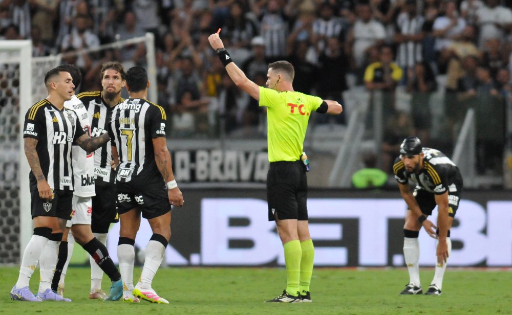 Momento em que Calleri é expulso por Ramon Abatti Abel no duelo entre Atlético e São Paulo (foto: Gladyston Rodrigues/EM/DA.Press)