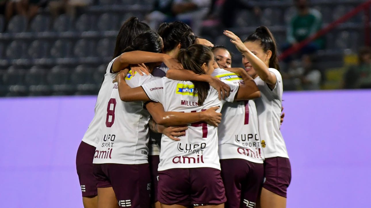 Jogadoras da Ferroviária comemorando gol sobre o Palmeiras (foto: Rafael Zocco/Ferroviária)