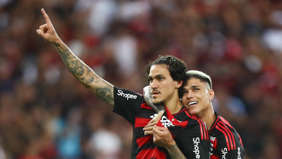 Pedro e Luiz Araújo comemoram gol do Flamengo sobre o Corinthians (foto: Gilvan de Souza e Adriano Fontes/Flamengo)