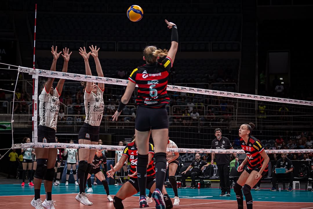 Flamengo e Osasco se enfrentam pelos playoffs da Superliga Feminina de Vôlei (foto: Paula Reis/CRF)