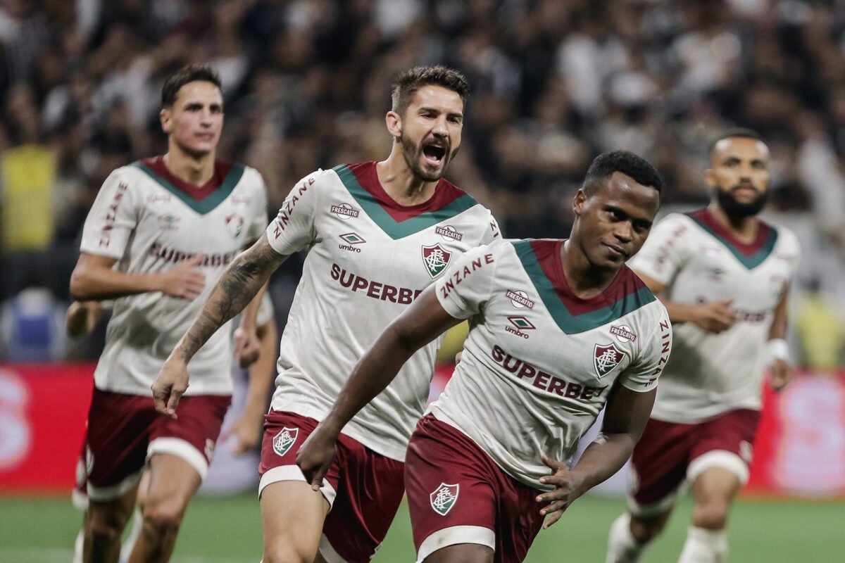 Arias, do Fluminense, comemora gol contra o Corinthians (foto: Lucas Merçom/Fluminense)