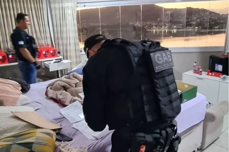 Policiais cumprem medidas judiciais no âmbito da Operação Jogada Marcada (foto: Polícia Civil de Goiás/Divulgação)