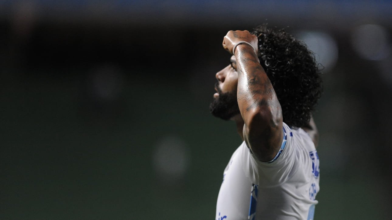 Gabigol, atacante do Cruzeiro, comemorando gol (foto: Alexandre Guzanshe/EM/D.A Press)