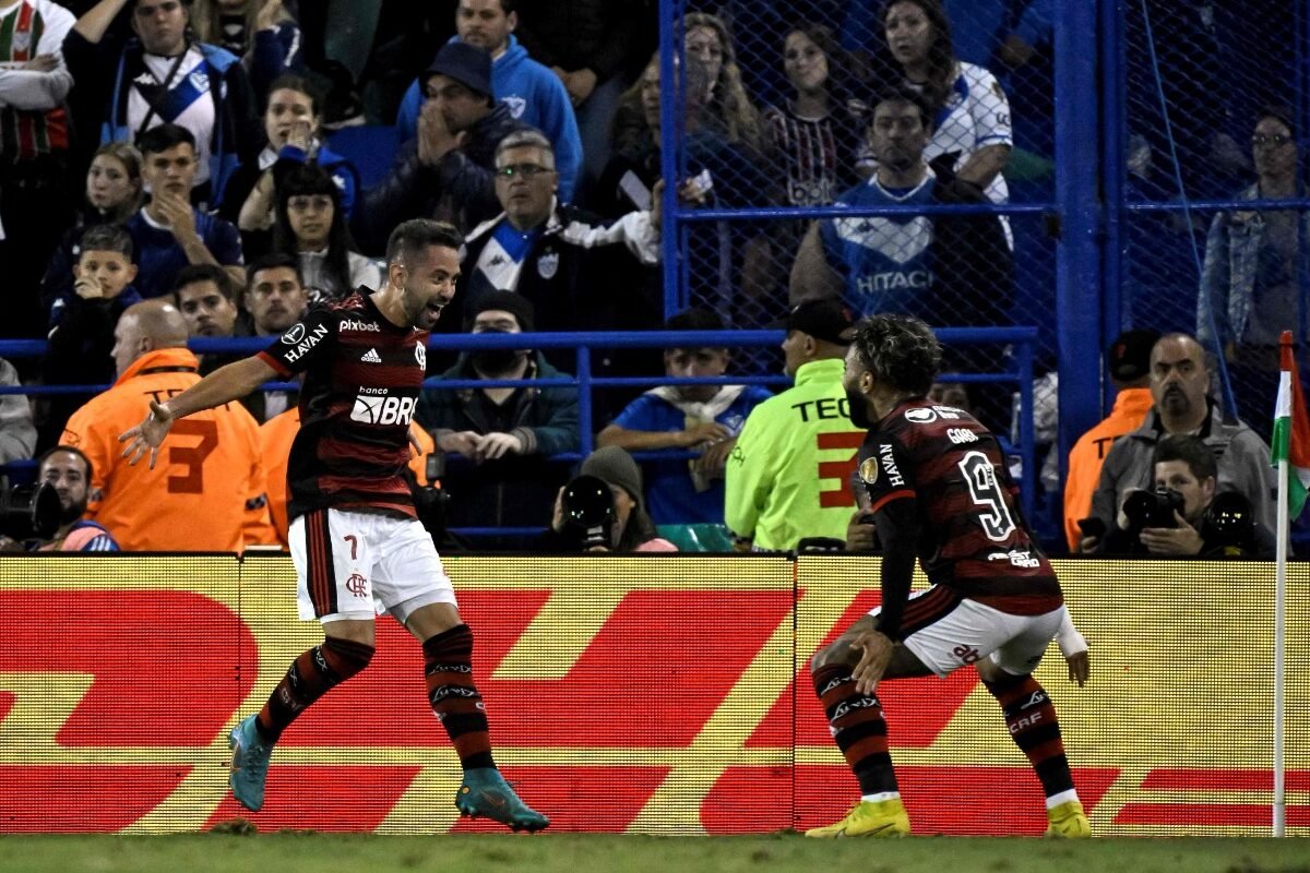 Everton Ribeiro e Gabigol comemoram gol do Flamengo em 2022 (foto: Luis Robayo/AFP)