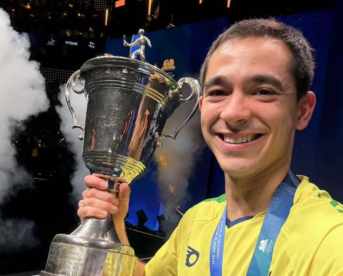 Hugo Calderano, campeão mundial de tênis de mesa, com troféu conquistado em Macau, na China (foto: ITTF/Divulgação)