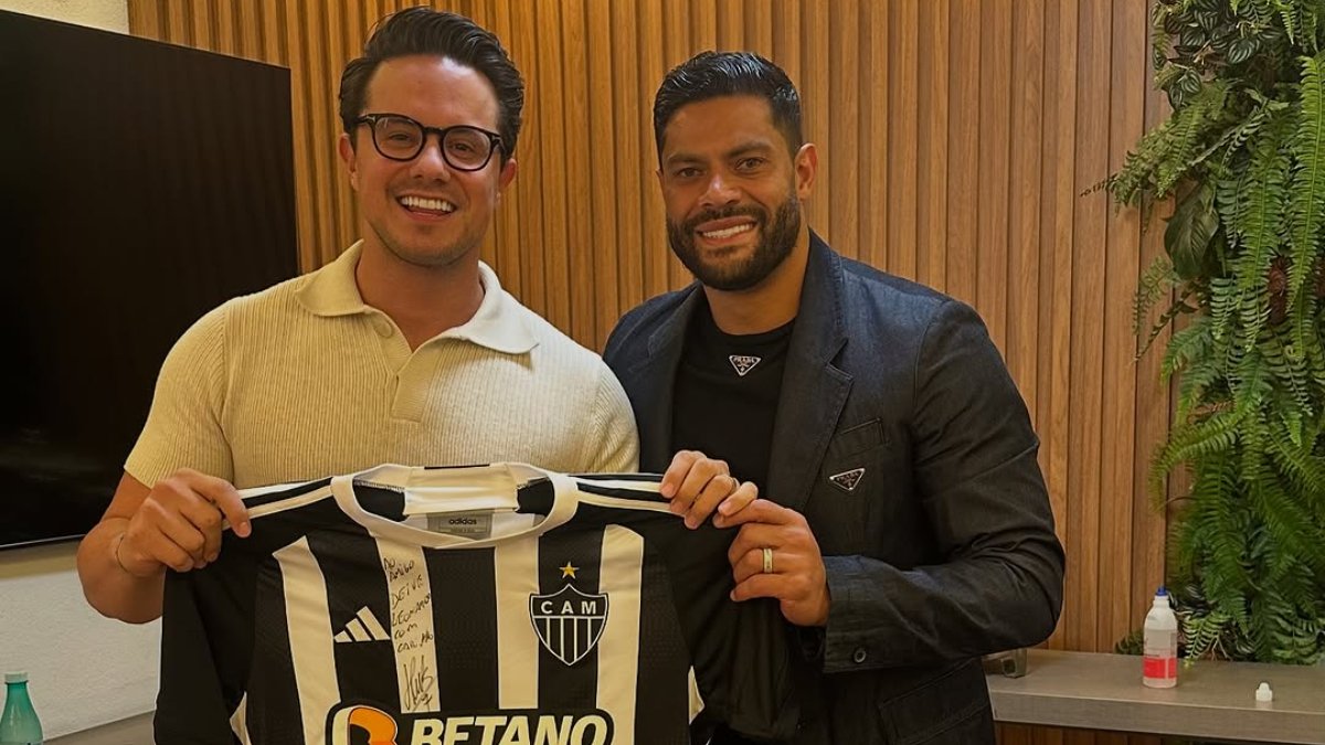 Hulk presenteou pastor Deive Leonardo com camisa do Atlético autografada (foto: Reprodução/Instagram)