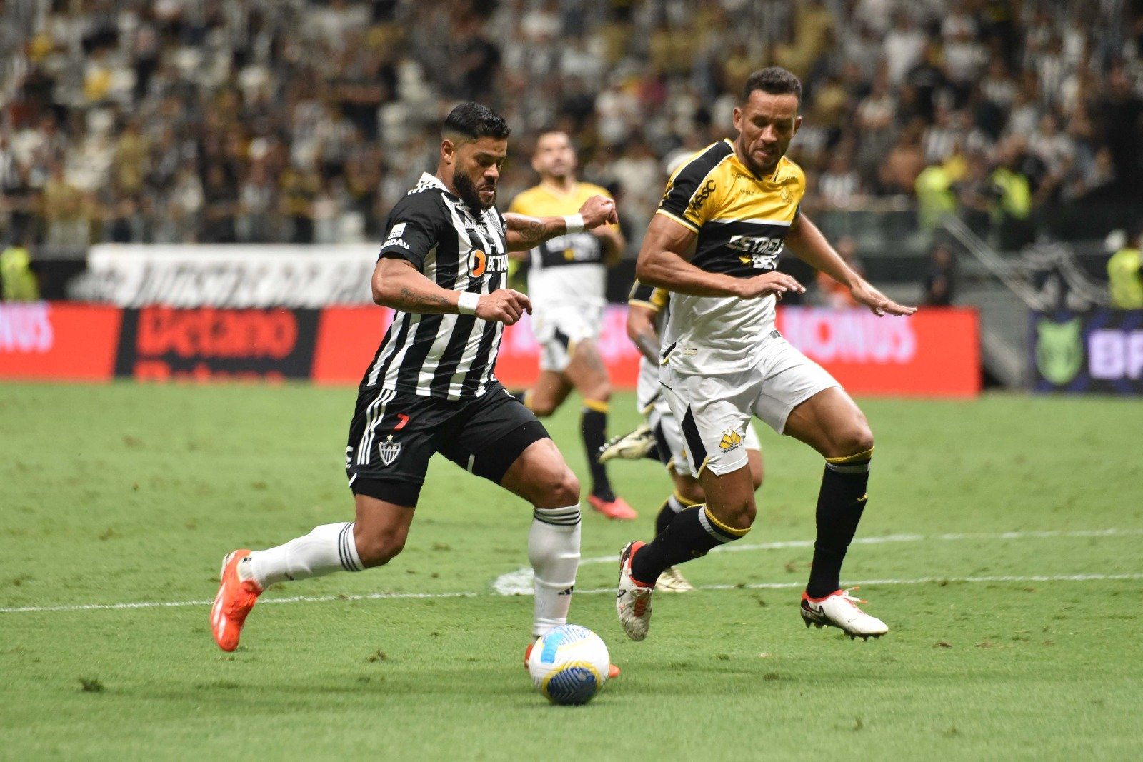 Hulk conduz a bola durante o jogo entre Atlético e Criciúma (foto: Ramon Lisboa/EM/D.A Press)