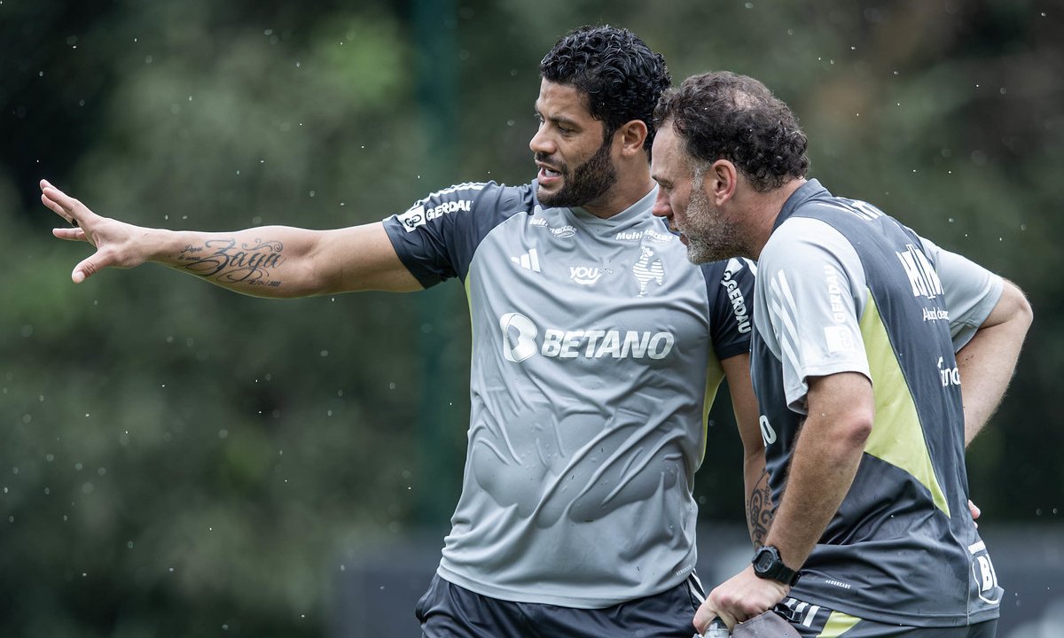 Hulk e Milito em treino pelo Atlético, no ano passado (foto: Pedro Souza/Atlético)