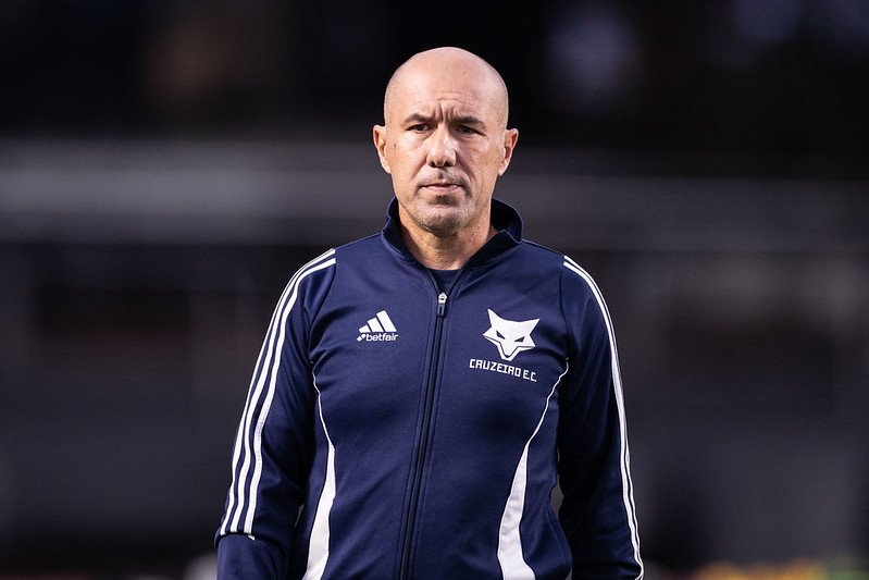 Leonardo Jardim com moletom do Cruzeiro (foto: Marco Galvão/Cruzeiro)