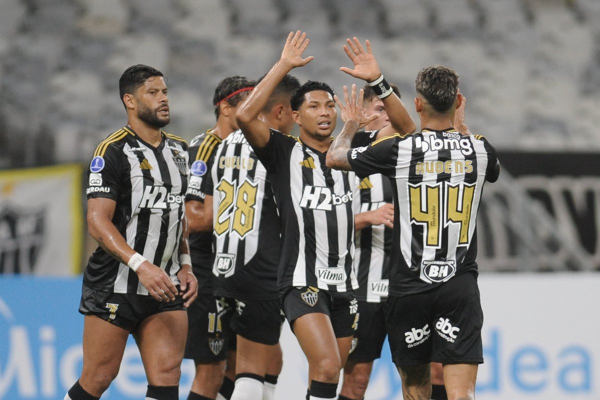 Jogadores do Atlético em campo (foto: Alexandre Guzanshe/EM/D.A)