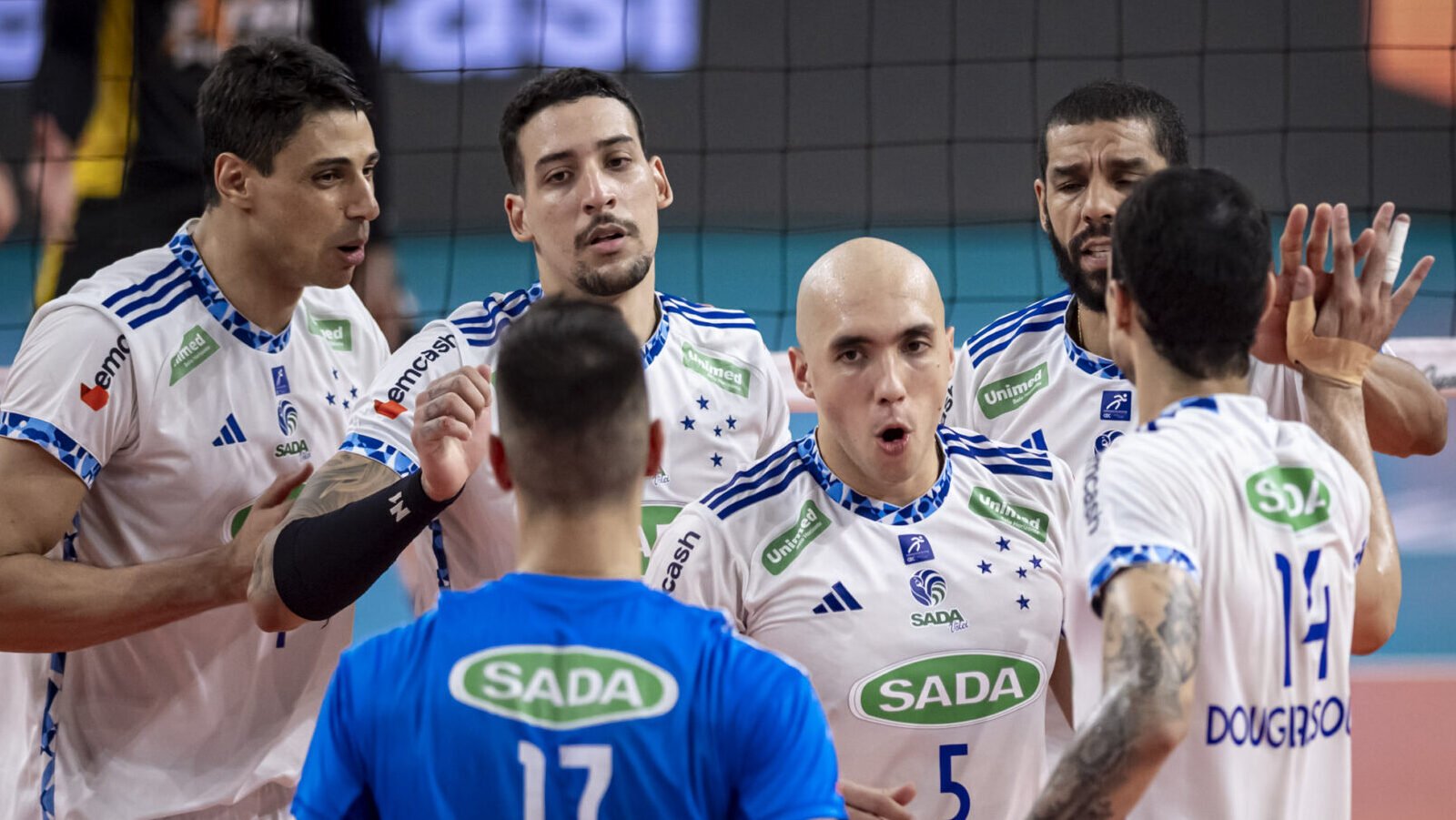 Jogadores de vôlei do Cruzeiro comemoram ponto (foto: Agência i7/Cruzeiro)