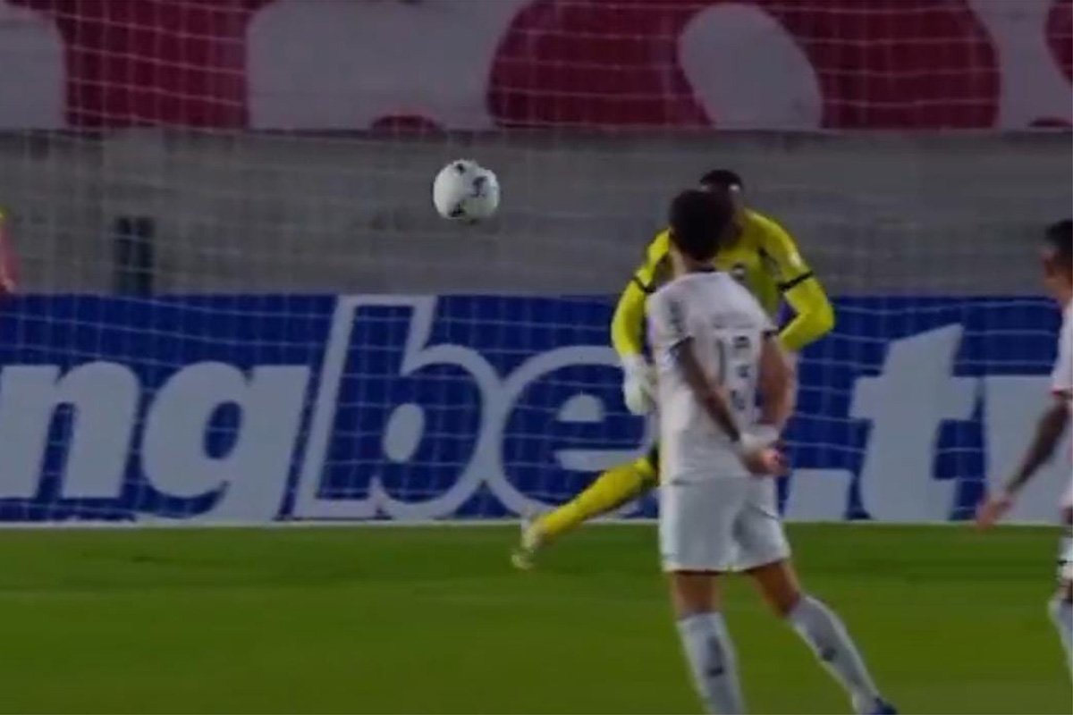 John falhou bisonhamente em Estudiantes x Botafogo (foto: Reprodução/Conmebol)