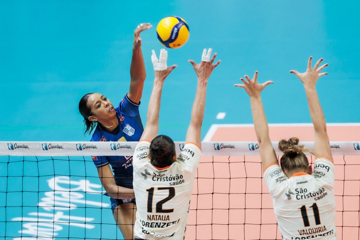 Kisy, destaque do Minas, ataca bola durante jogo entre Minas e Osasco pela Superliga Feminina de Vôlei (foto: Hedgard Moraes/Minas Tênis Clube)