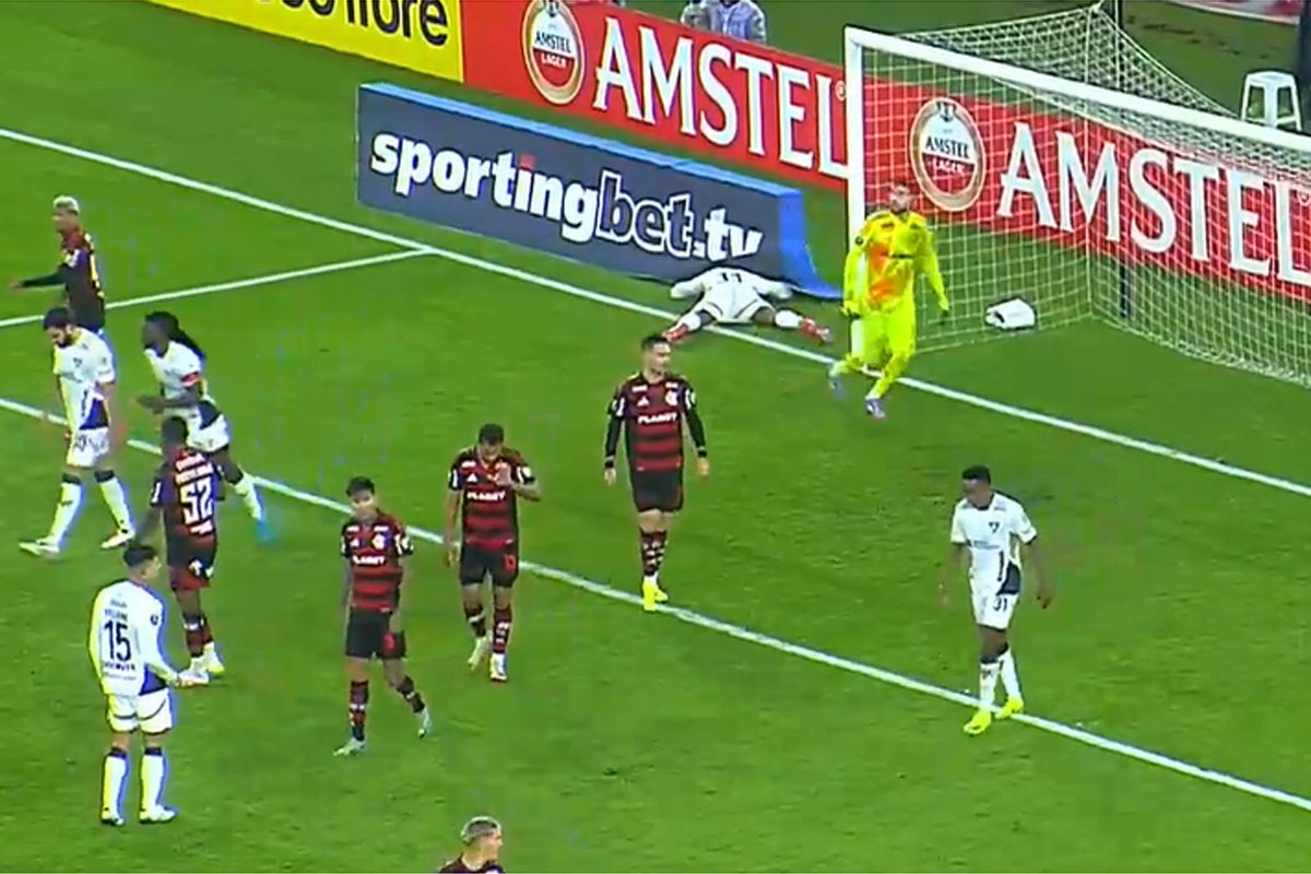 Michael Estrada perdeu chance incrível em LDU x Flamengo (foto: Reprodução/CazéTV)