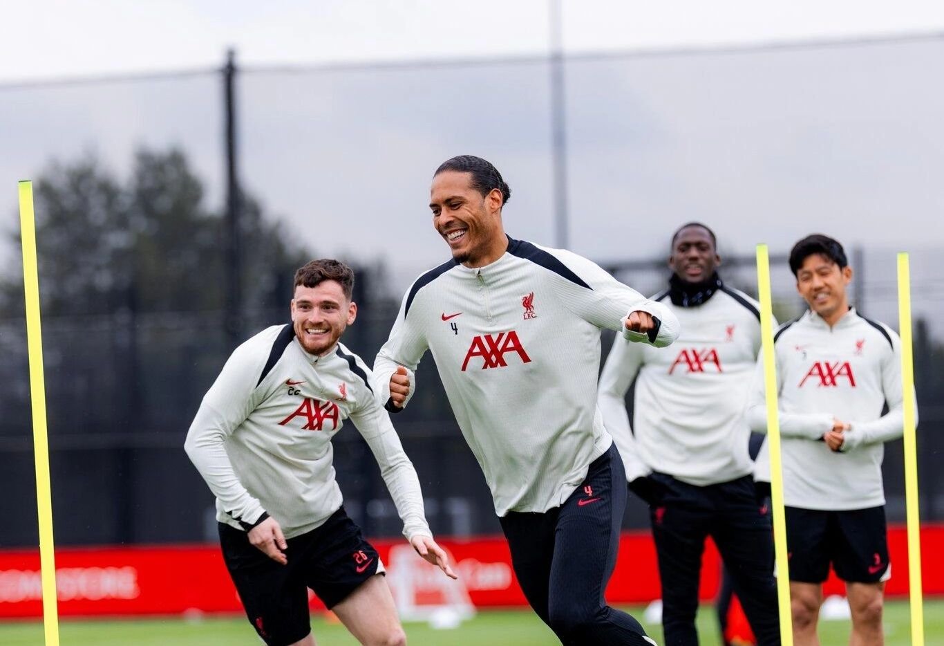 Jogadores do Liverpool em treino (foto: Nikki Dyer e Andrew Powell/Liverpool)