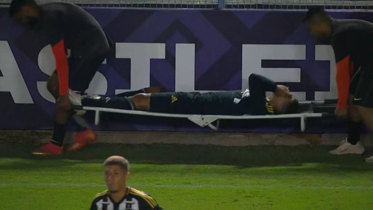 Louback, atacante do Atlético, deixou campo de maca no primeiro tempo de jogo contra o Corinthians (foto: Reprodução/Sportv)