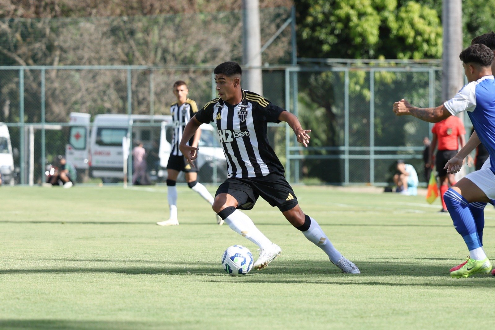 Louback, do Atlético, conduz a bola (foto: Divulgação/Atlético)