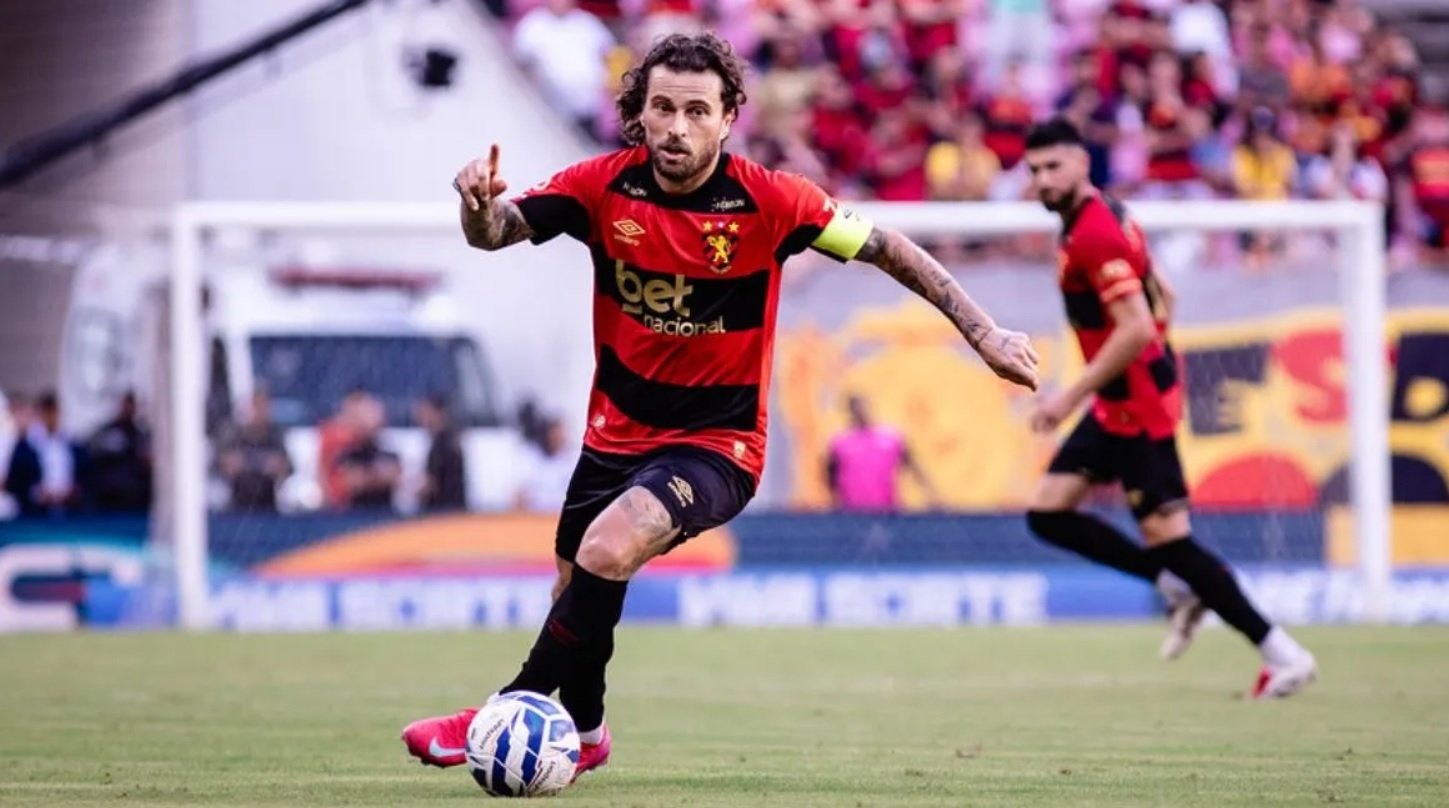 Lucas Lima conduz a bola com o pé esquerdo (foto: Paulo Paiva/Sport)