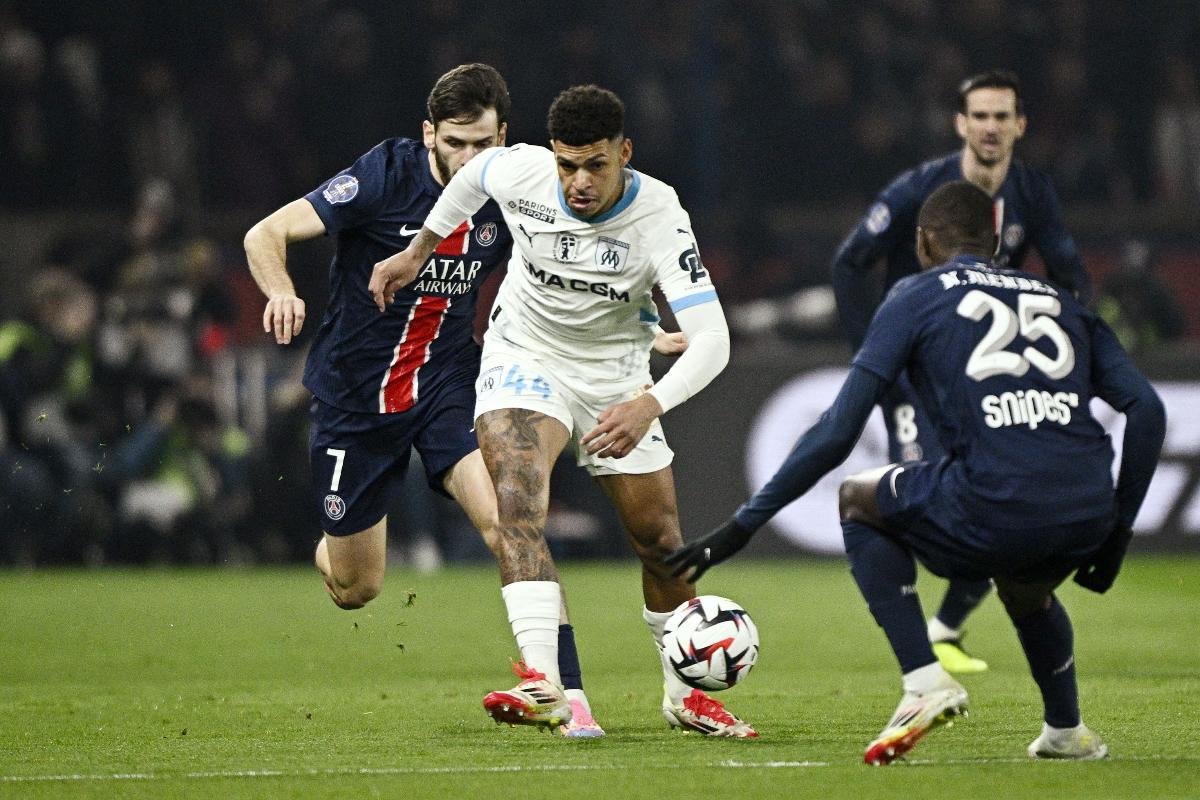 Luís Henrique, ex-alvo do Atlético, em ação pelo Olympique de Marseille contra o Paris Saint-Germain, pelo Campeonato Francês (foto: JULIEN DE ROSA/AFP)