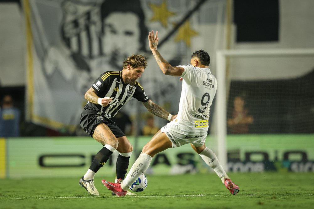 Lyanco, zagueiro do Atlético, em ação contra o Santos (foto: Pedro Souza/Atlético)