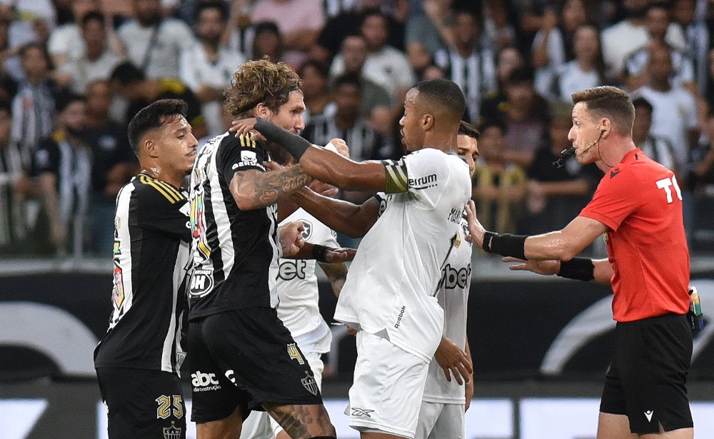 Lyanco e Marlon Freitas trocaram empurrões durante duelo entre Atlético e Botafogo no Mineirão (foto: Ramon Lisboa/EM/D.A Press)
