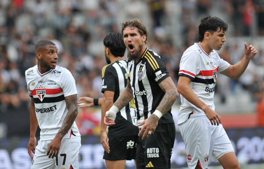 Lyanco em gesto efusivo durante duelo entre Atlético e São Paulo no Mineirão (foto: Gladyston Rodrigues/EM/DA.Press)