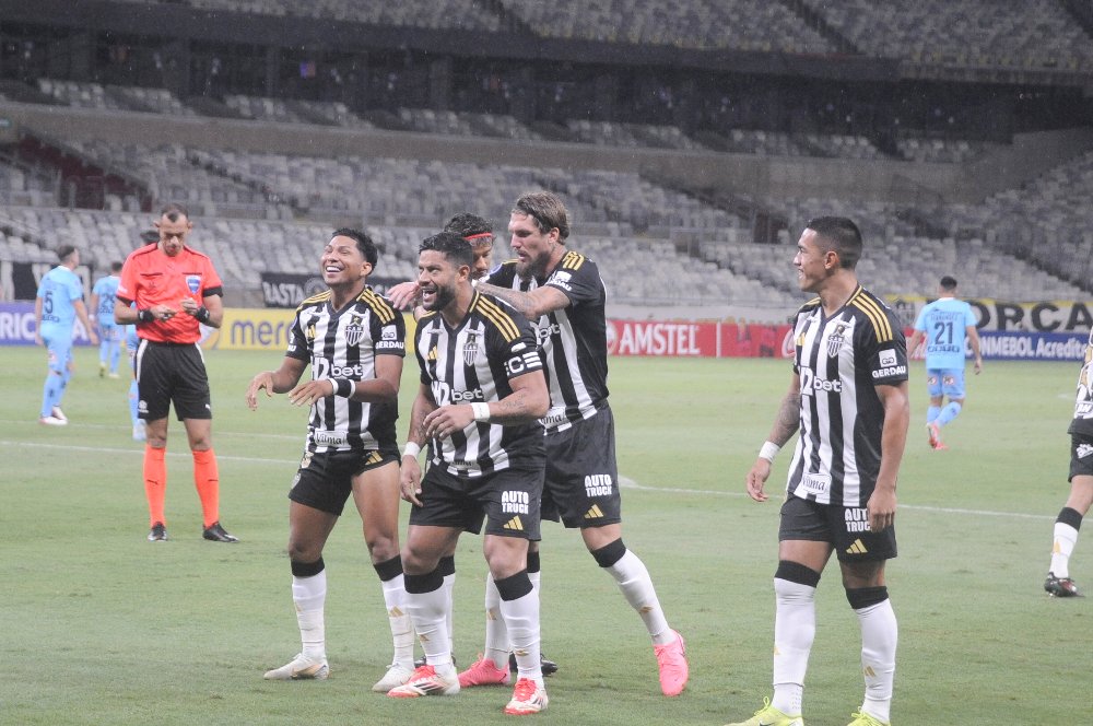 Lyanco brinca com Rony e Hulk durante comemoração de gol do Atlético sobre o Deportes Iquique - (foto: Alexandre Guzanshe/EM/D.A Press)