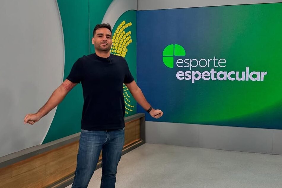 Marcelo Lages em frente a painel do Esporte Espetacular (foto: Reprodução de Instagram)